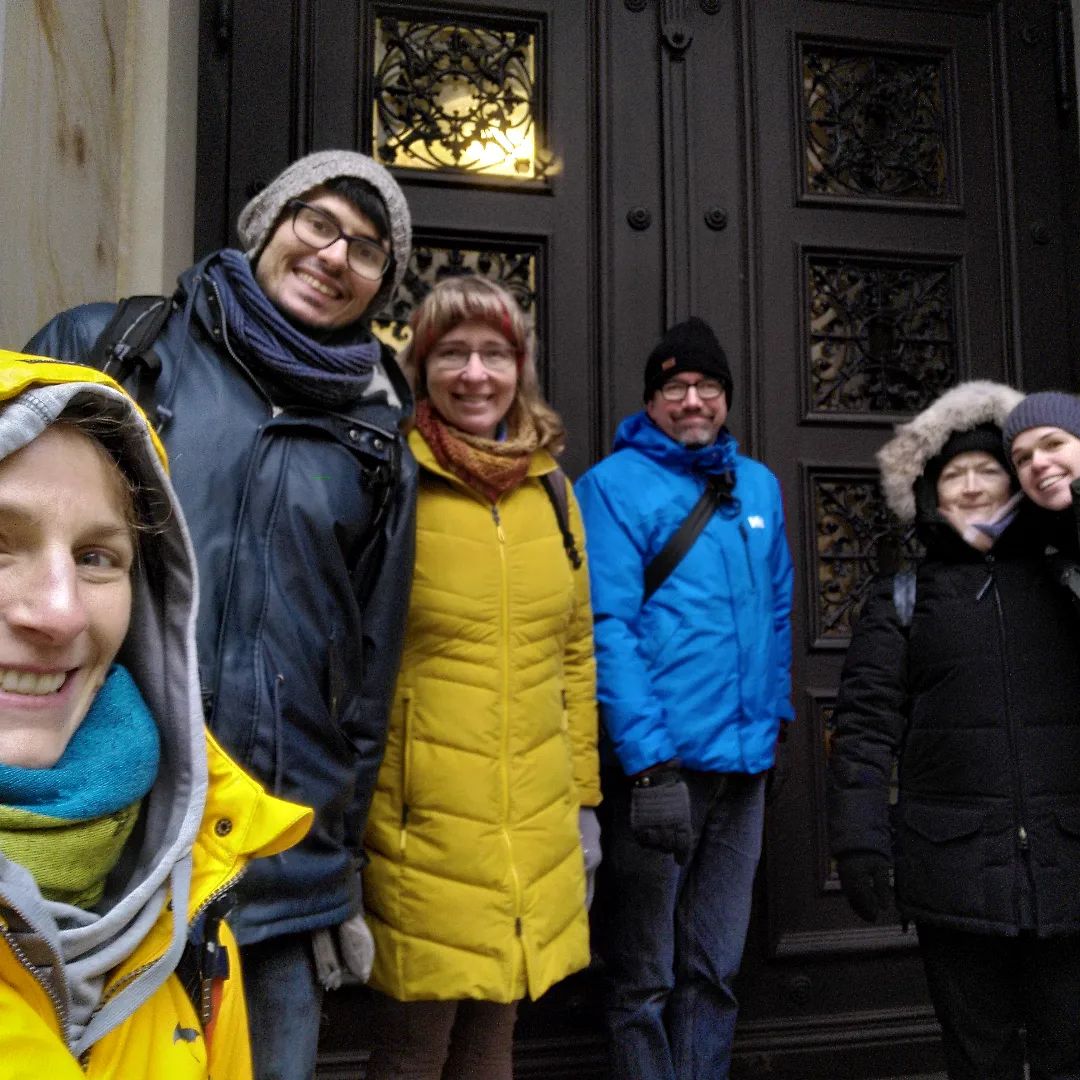 #Gästeführerausbildung unter #Realbedingungen: Bei bestem #HamburgerSchietwetter machte sich die erste Gruppe der zukünftigen #HamburgGuides auf #Übungsrundgang durch die #HamburgerInnenstadt.
#Führungstechniken, #Positionierung, #UmgangMitDerGruppe und auch #Inhalt konnten unsere #Auszubildenden heute erstmals üben.
Als #QualifizierteTrainerin begleitet @hamburgguidesarah den praktischen Teil der #Ausbildung. Sie bringt ihre Qualifizierung als #NationalTrainer des #WeltverbandDerGästeführerverbände #WFTGA und ihre langjährige Erfahrung als #Gästeführer:in in #Hamburg ein.
Die @hamburgguides bilden alle zwei Jahre ca. 15 neue #Guides aus. In Zusammenarbeit mit lokalen Behörden sowie vielen externen Referenten legen wir Wert auf Qualität und Gemeinschaft. Der Verein umfasst zurzeit fast 80 Mitglieder, bietet regelmäßig #Fortbildungen, Vereinstreffen und -reisen an und engagiert sich in den Ausschüssen der #HansestadtHamburg.
#WeilWirHamburgSind
#HamburgTourismus
#AltstadtHamburg
#UnterwegsInHamburg
#StadtführungHamburg
#StadtTourHamburg
#WFTGAFamily
@moin.moin.hamburg
@wftga_official_