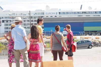 Hamburg HafenCity CruiseTerminal mit mir und Gruppe